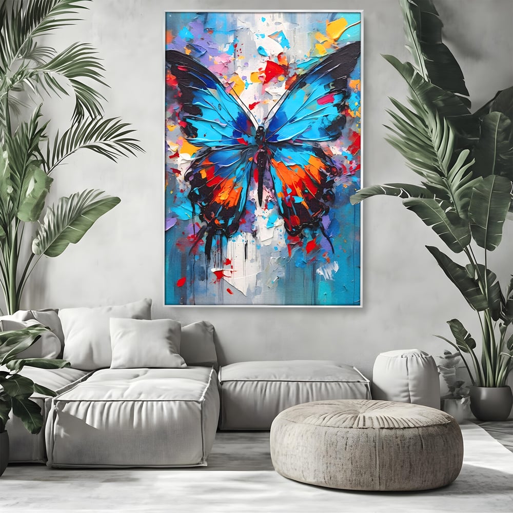 Tablou canvas cu pictura cu fluture albastru, in rama de aluminiu argintiu, pe perete intr-un living